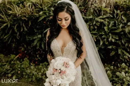 bridal beauty fantastic destination wedding gown a long veil and exquisite flower bouquet