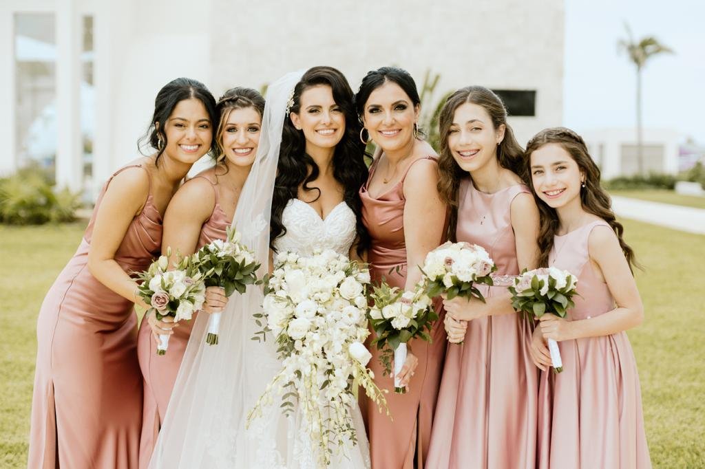 5 Topnotch Hairstyles and Makeup to survive Riviera Maya Wedding.